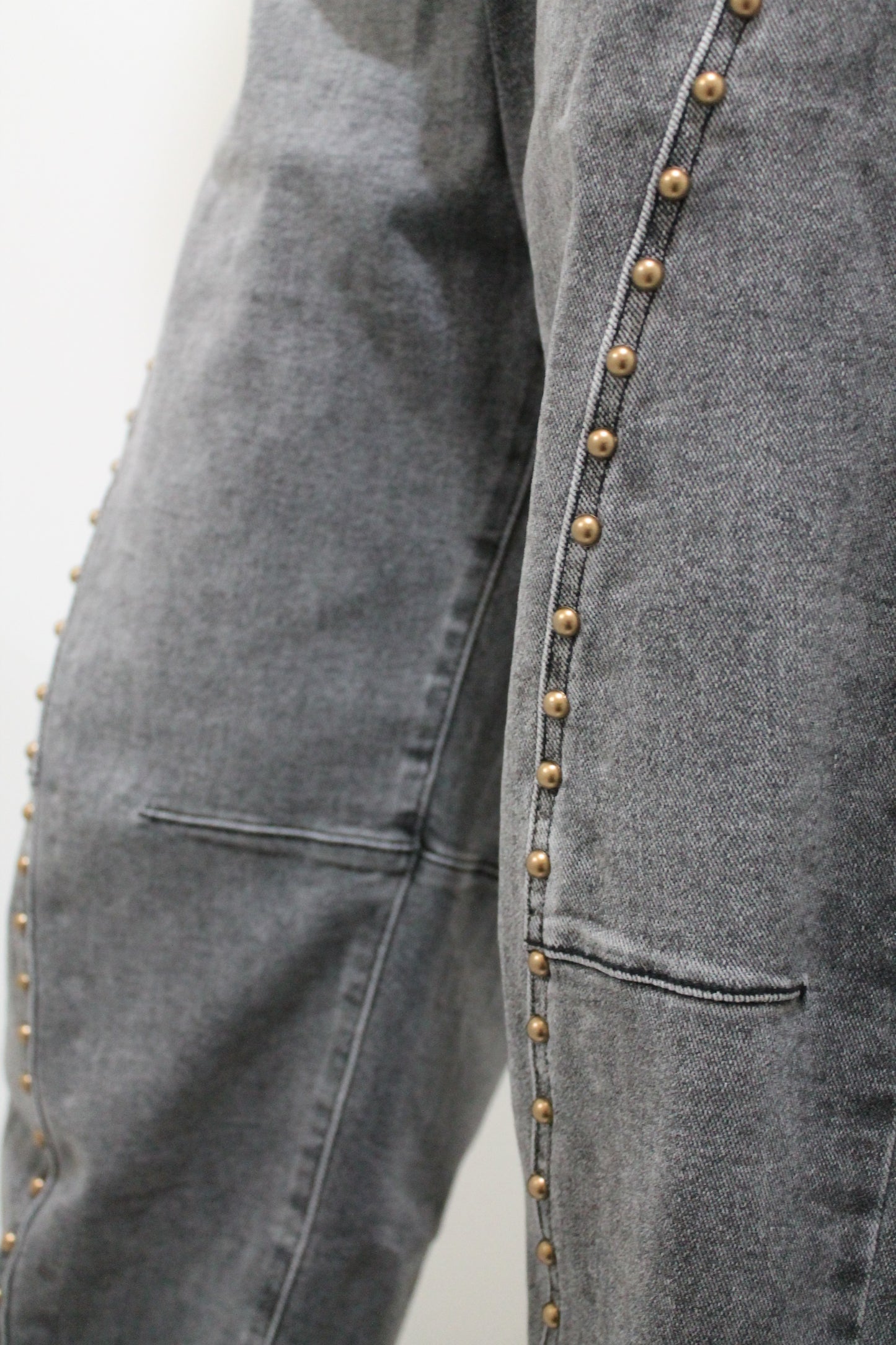 Jeans baggy con borchiette