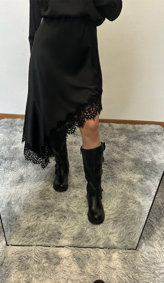 Gonna Asimmetrica in Satin con Inserti in Pizzo
