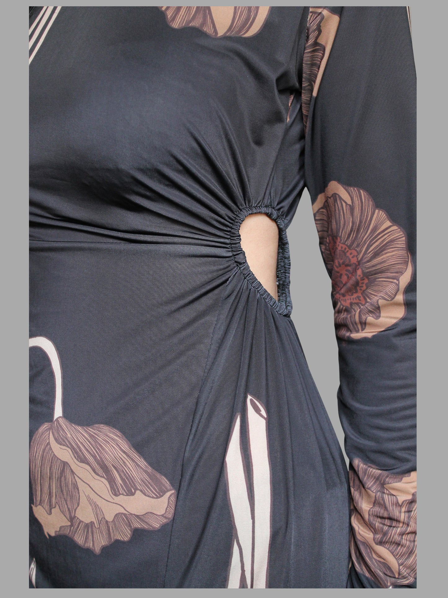 Abito midi con cut-out manica lunga