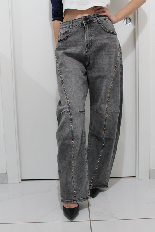 Jeans baggy con borchiette