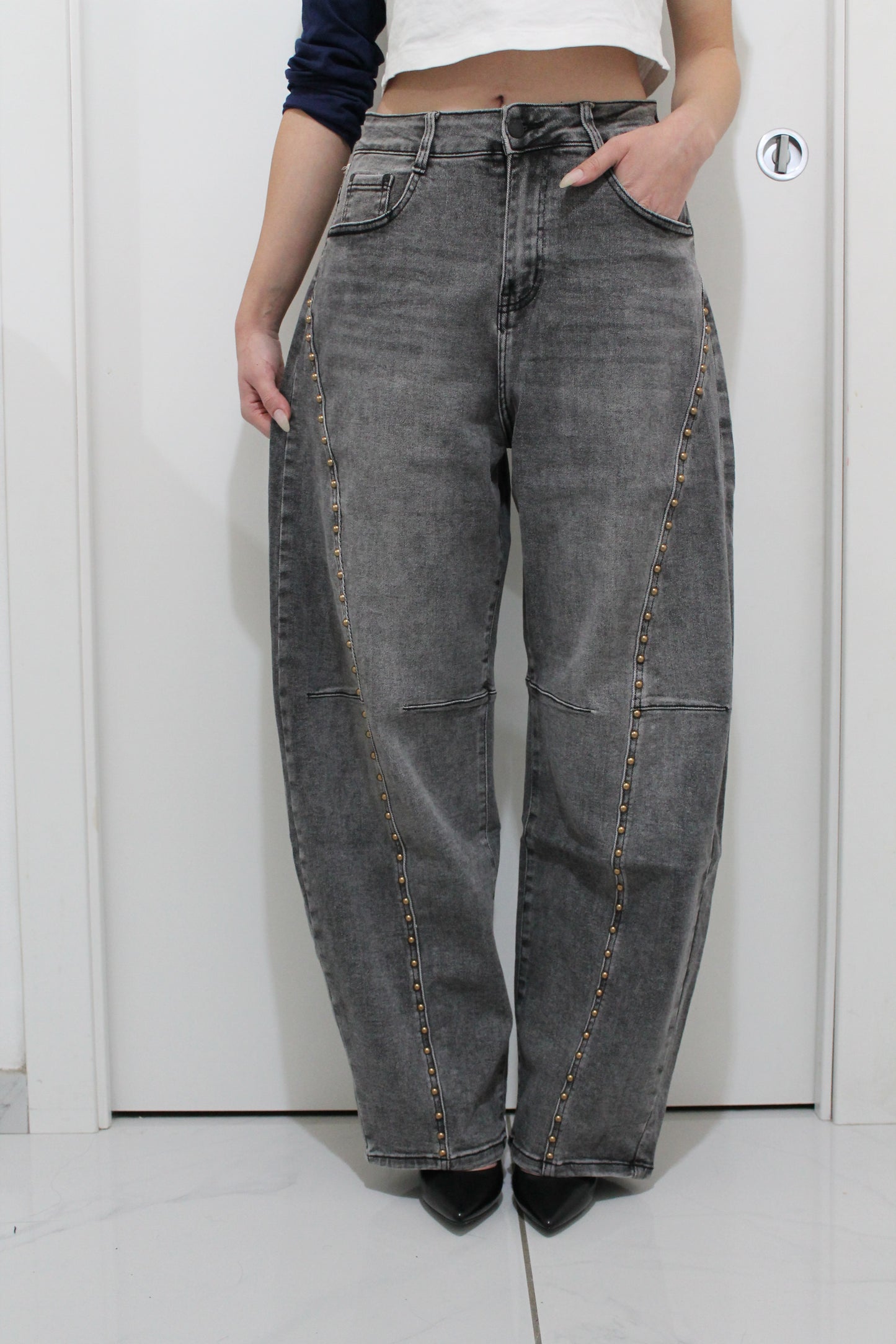 Jeans baggy con borchiette