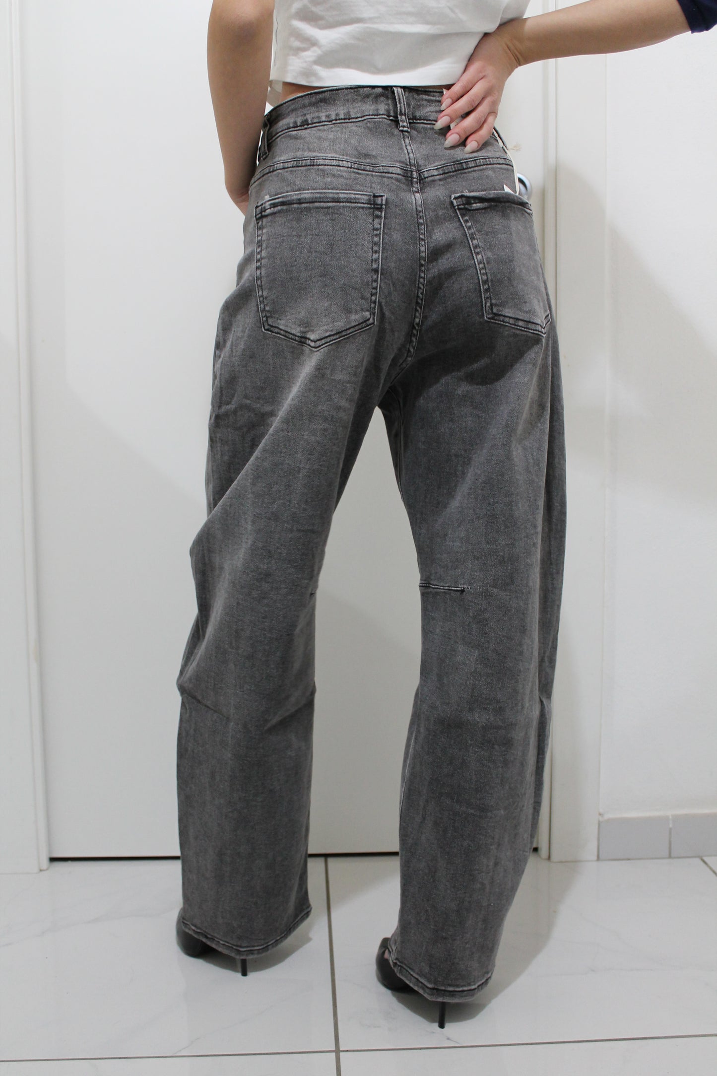 Jeans baggy con borchiette