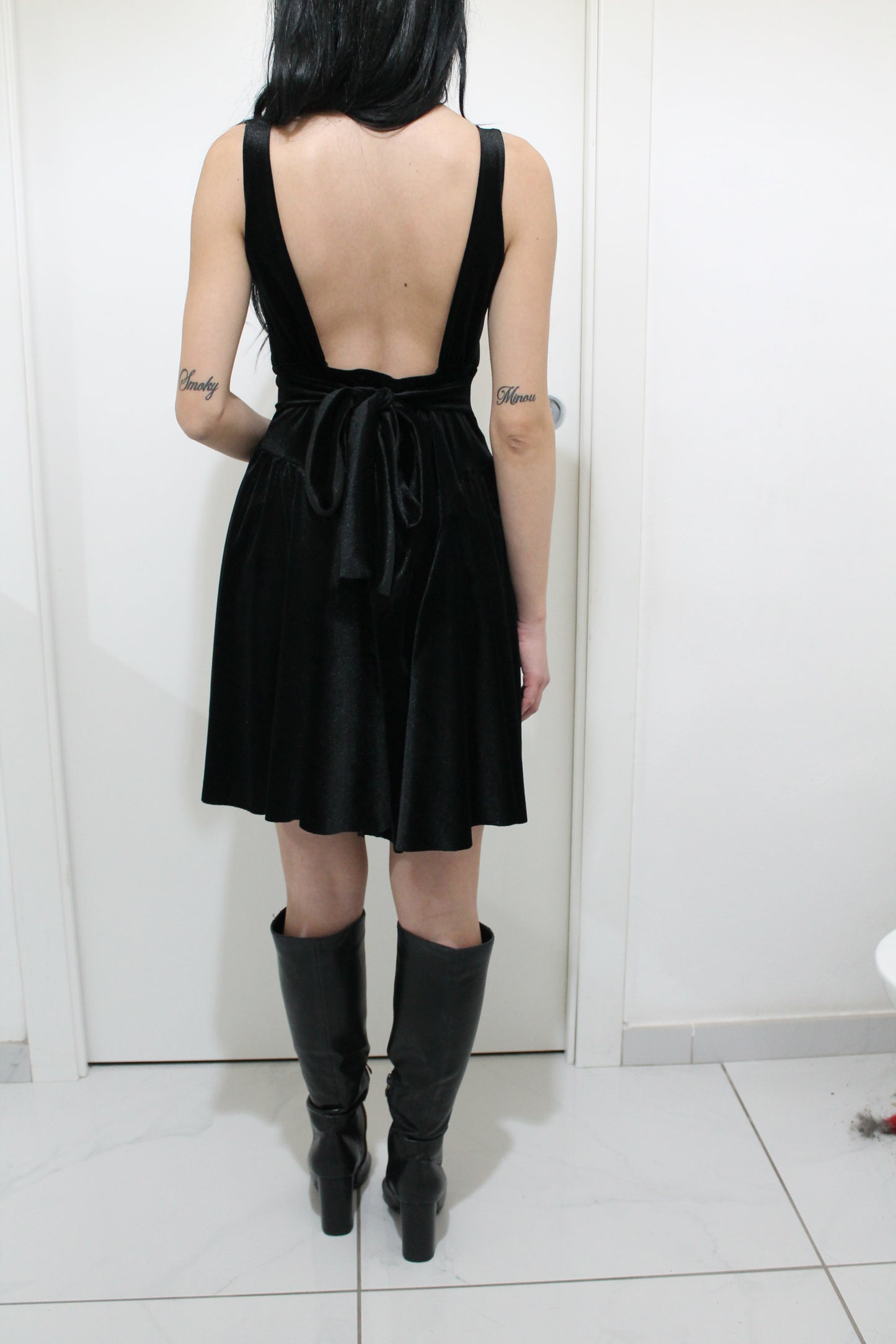 Abito Nero in Velluto – Schiena Scoperta con Fiocco