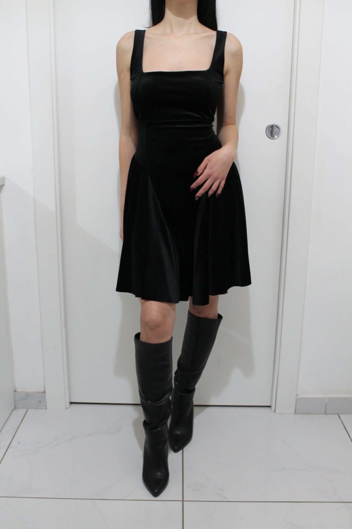 Abito Nero in Velluto – Schiena Scoperta con Fiocco