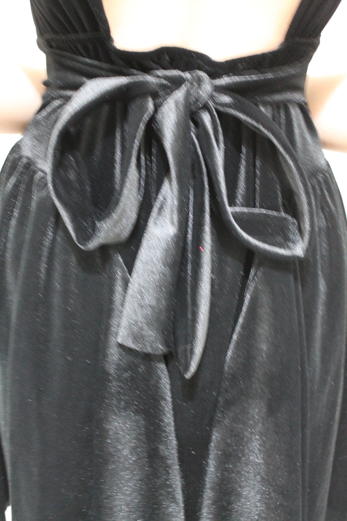 Abito Nero in Velluto – Schiena Scoperta con Fiocco