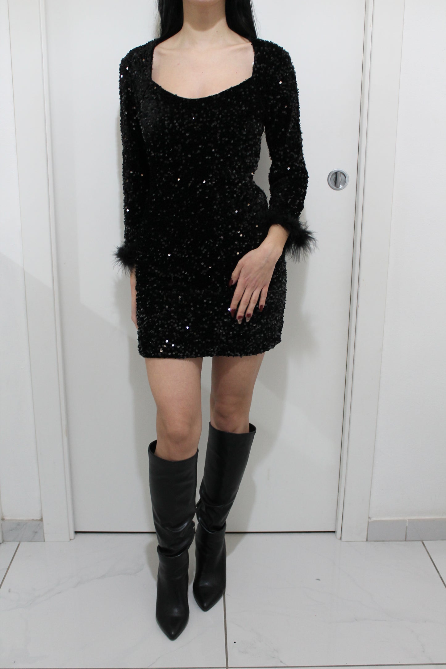 Abito Nero in Paillettes con Piume – Maniche Lunghe