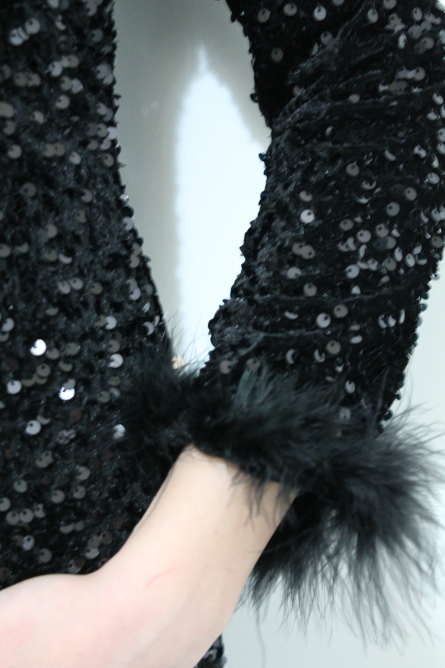 Abito Nero in Paillettes con Piume – Maniche Lunghe