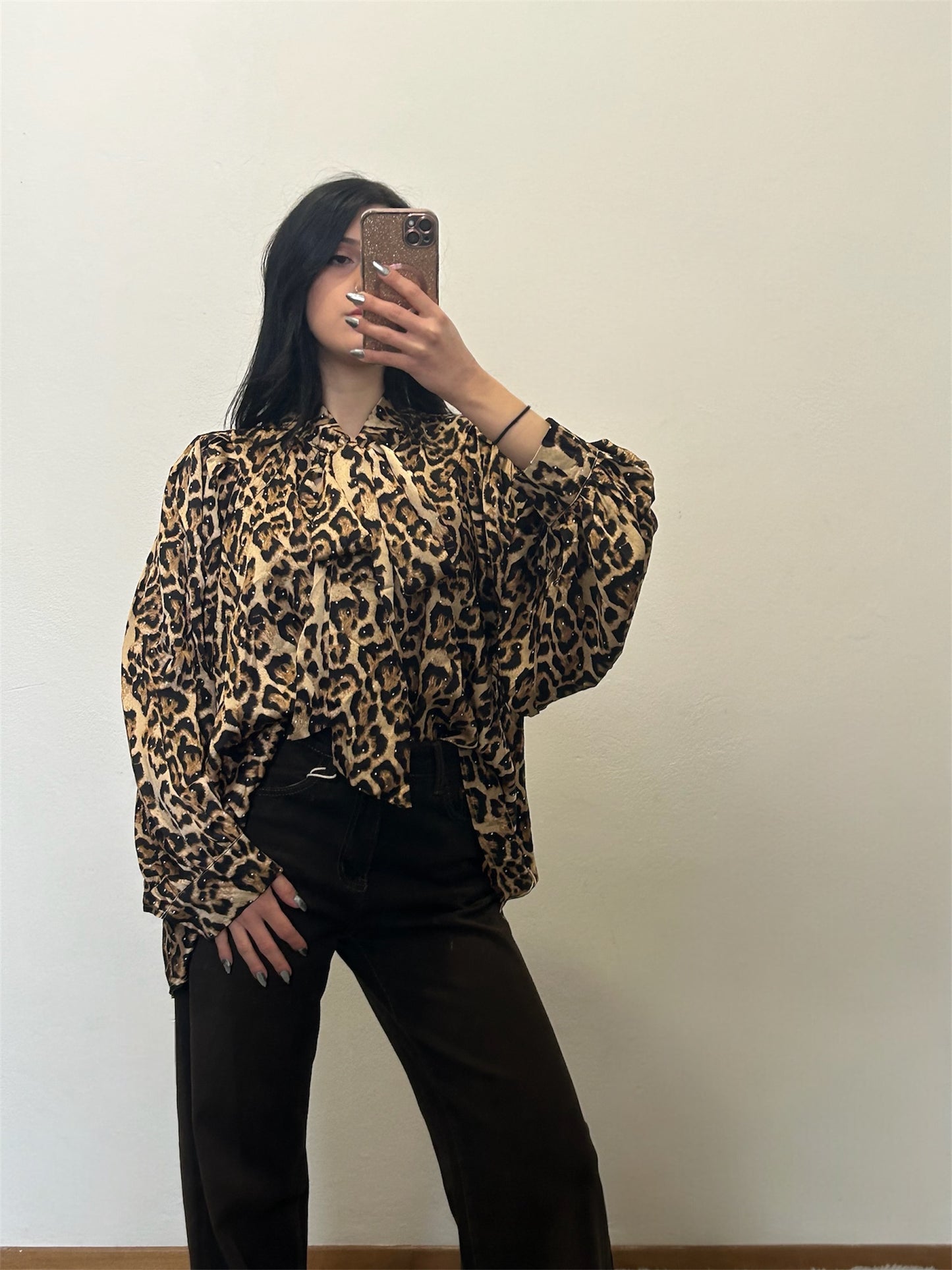 Camicia Maculata con Fiocco e Strass – Effetto Glam