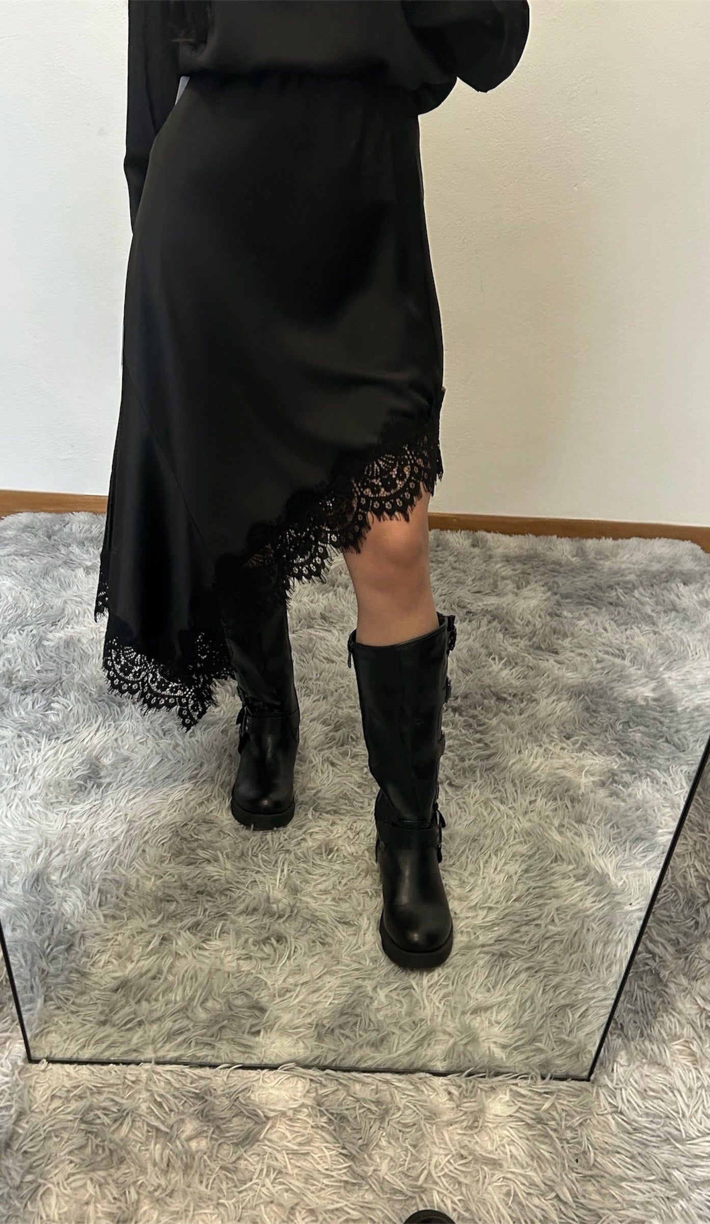 Gonna Asimmetrica in Satin con Inserti in Pizzo