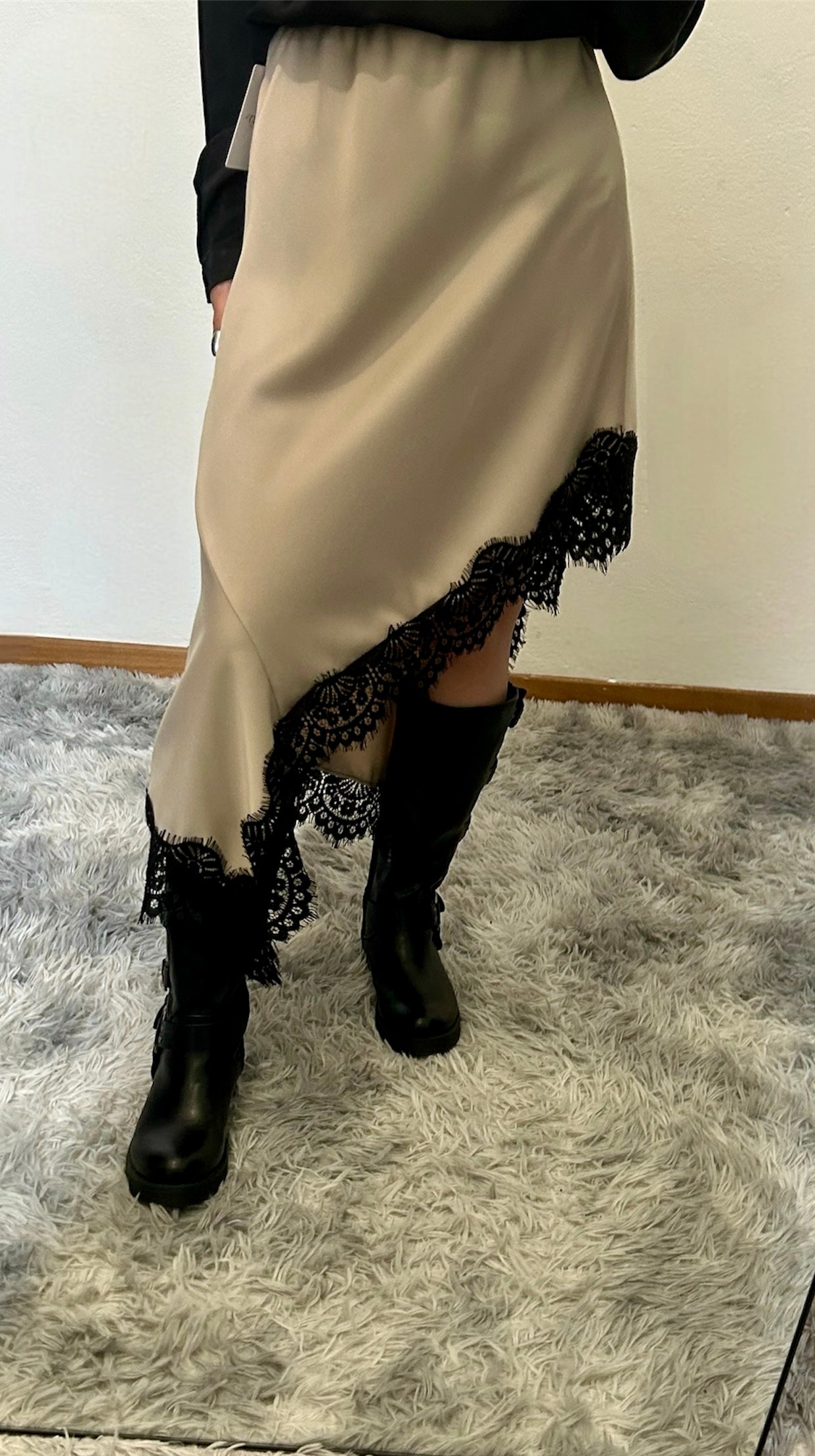 Gonna Asimmetrica in Satin con Inserti in Pizzo