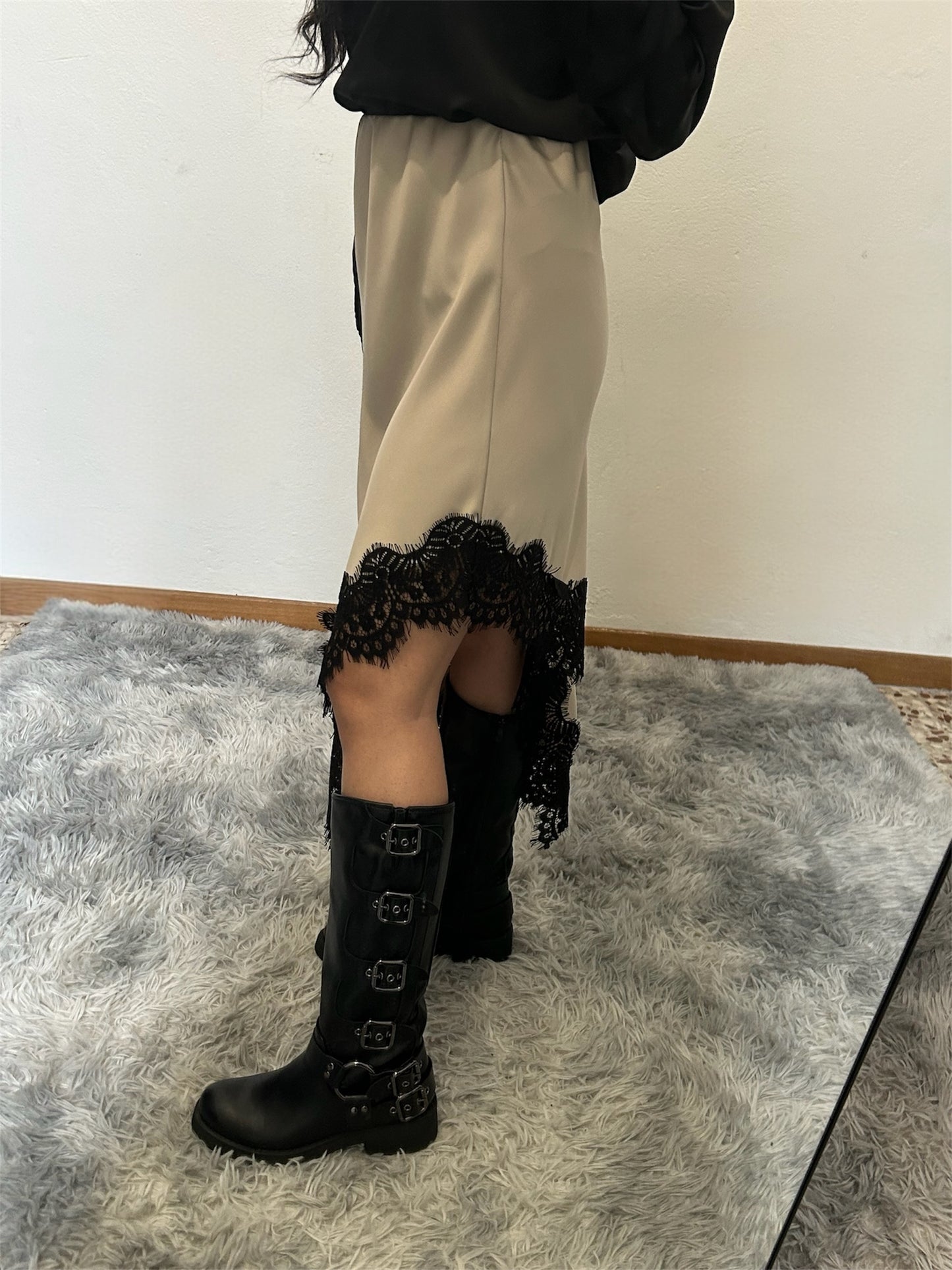 Gonna Asimmetrica in Satin con Inserti in Pizzo