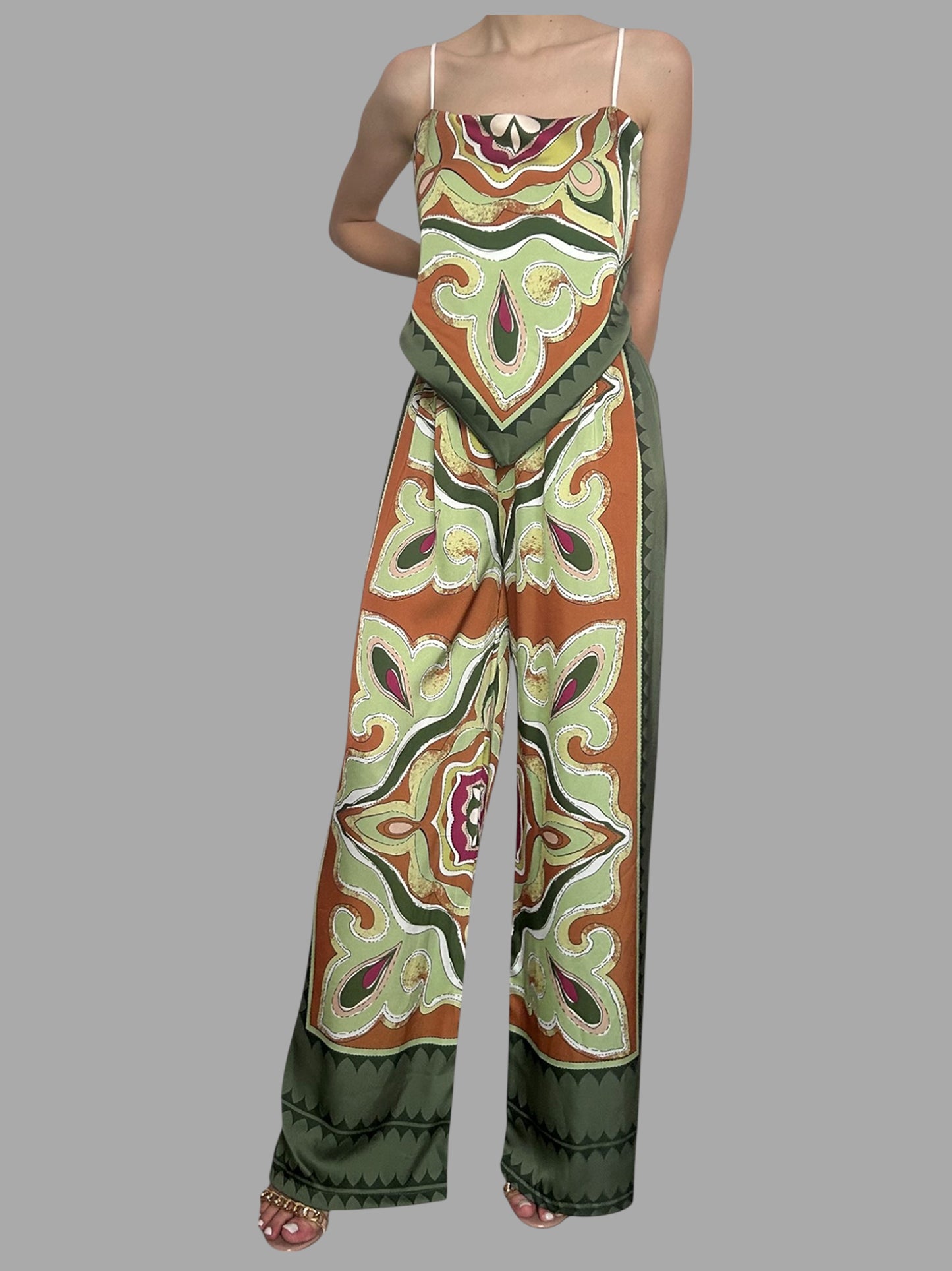Set coordinato a fantasia con top a foulard