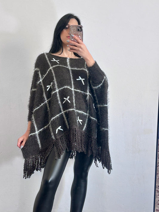 Maxi maglione con fiocchetti e frange