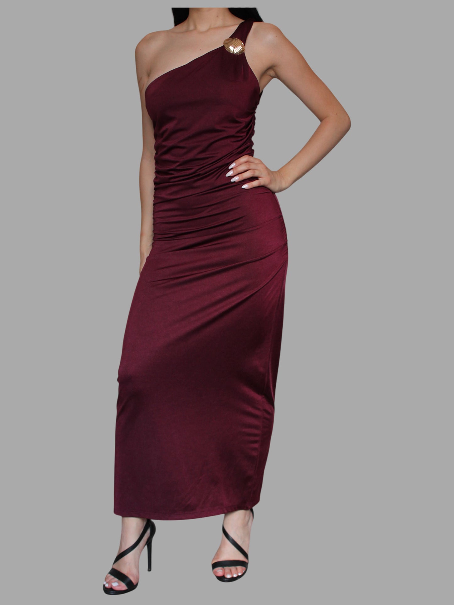 Abito lungo monospalla con gioiello