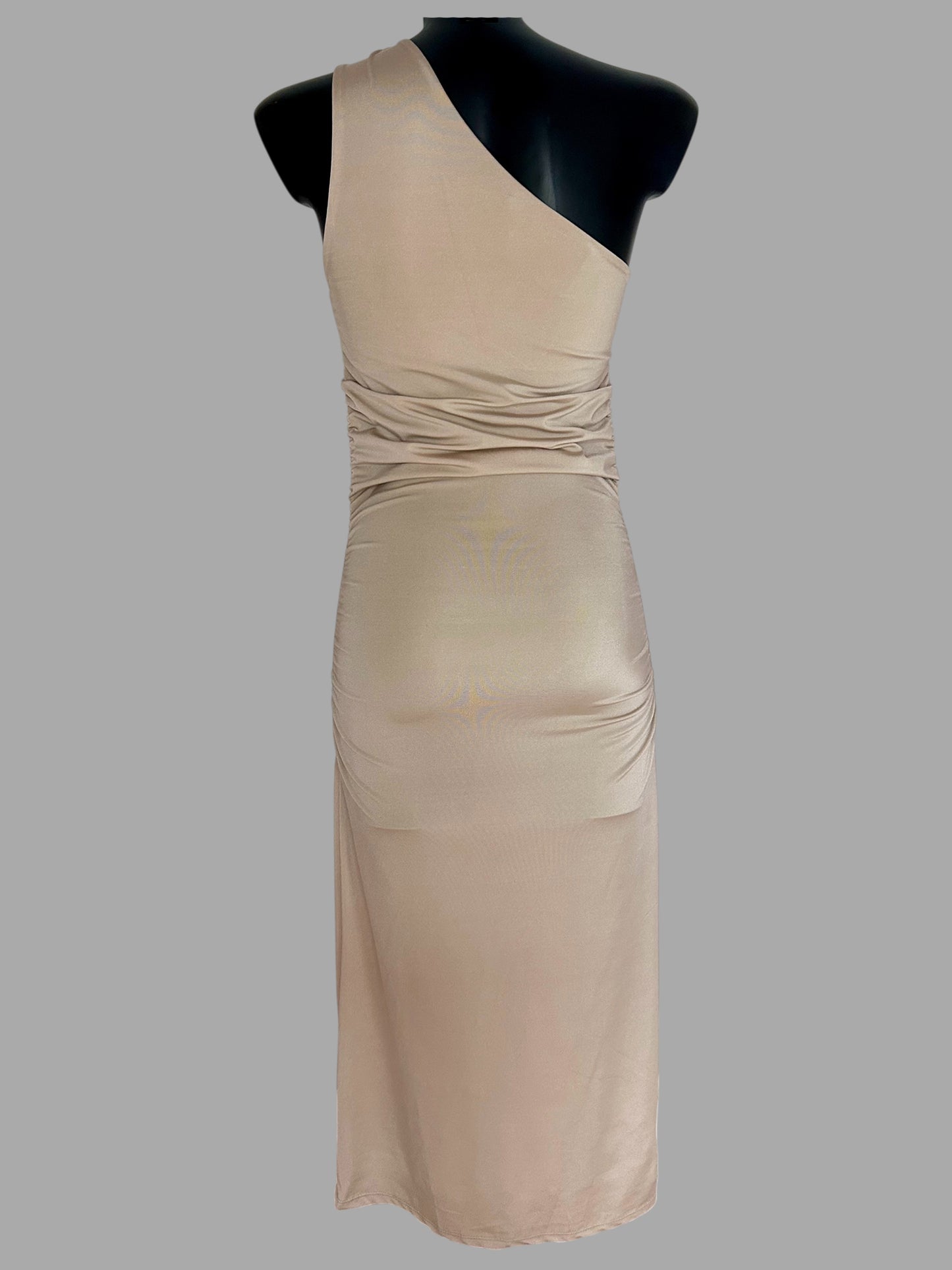 Abito lungo monospalla con gioiello