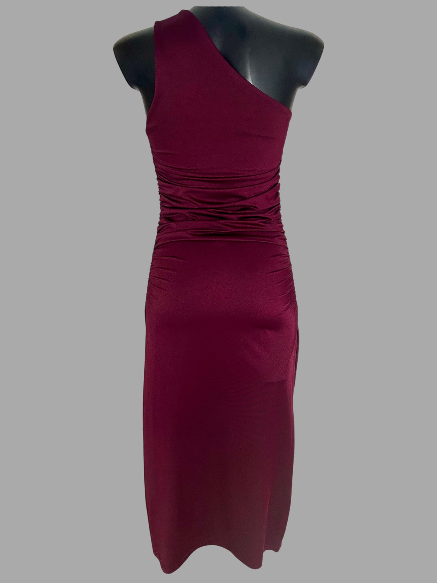 Abito lungo monospalla con gioiello