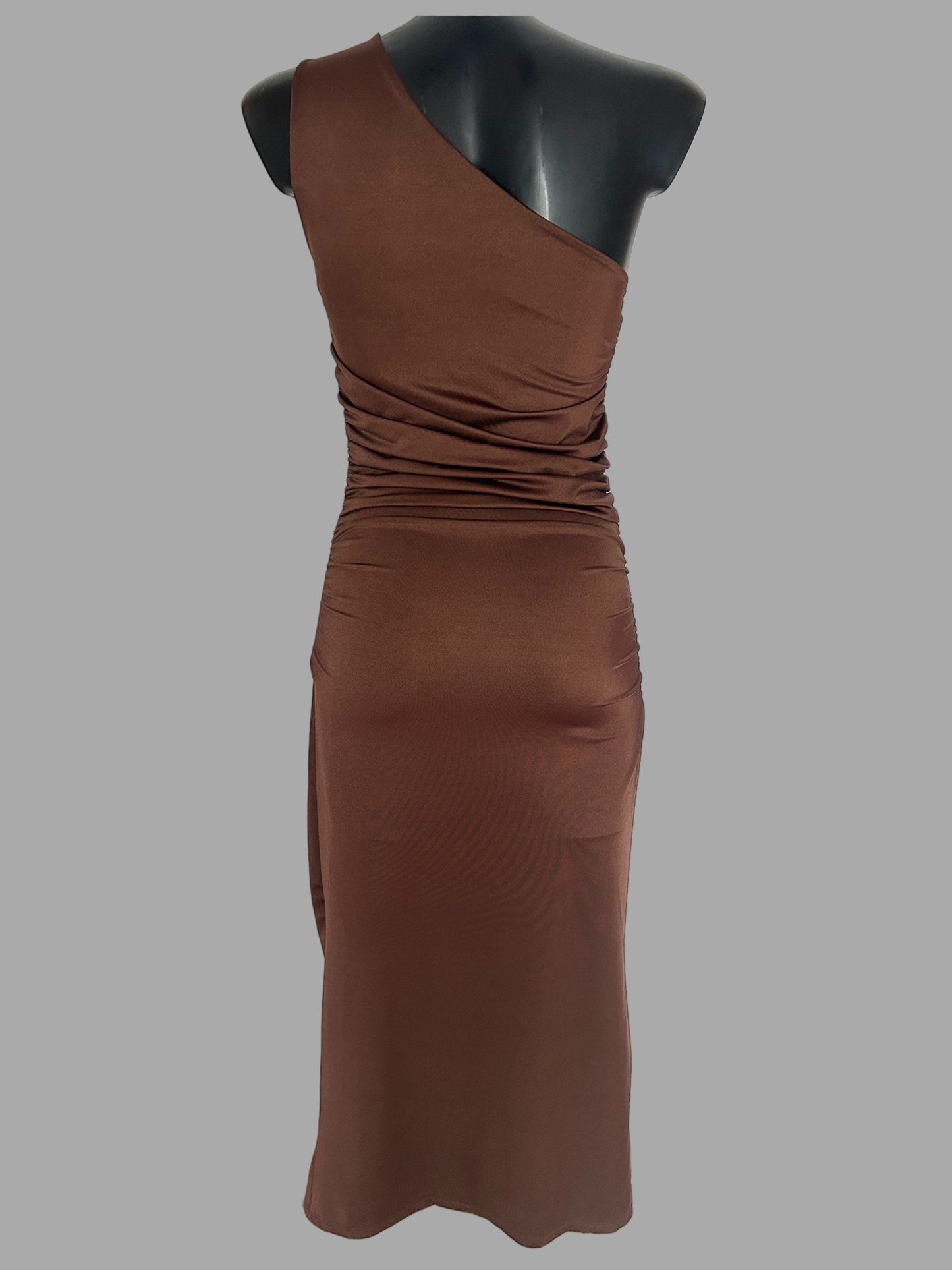 Abito lungo monospalla con gioiello