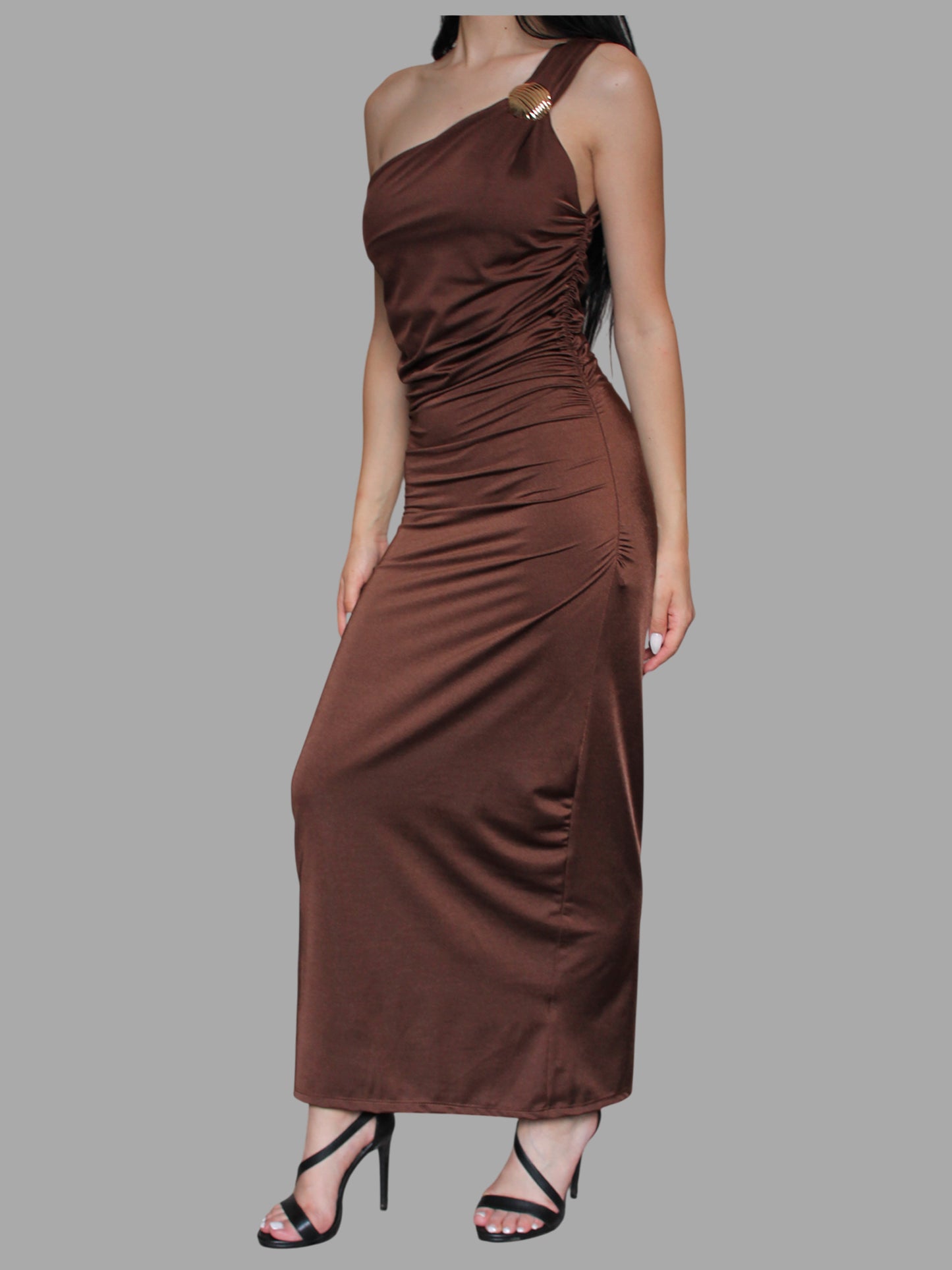 Abito lungo monospalla con gioiello